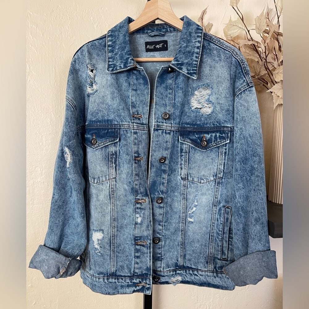 Women's Oversized Destroyed Denim Jacket - Picture 4 of 14